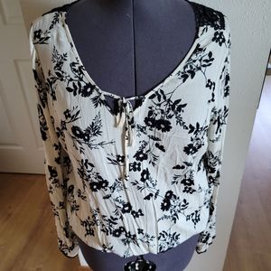 TORRID Black-n-white, flowy blouse, w/ lace back, size 00
